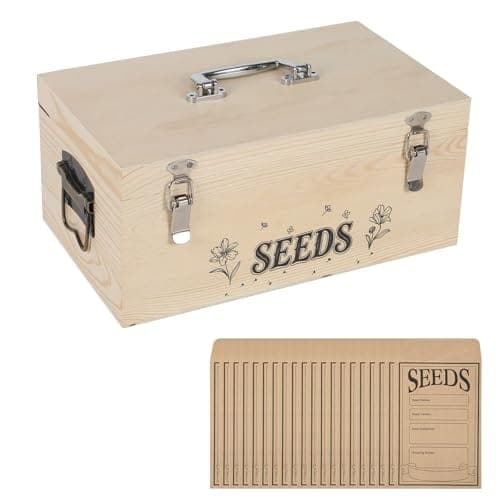 Boîte à graines en bois clair marquée SEEDS, avec fermoir métallique, enveloppes kraft et onglets colorés