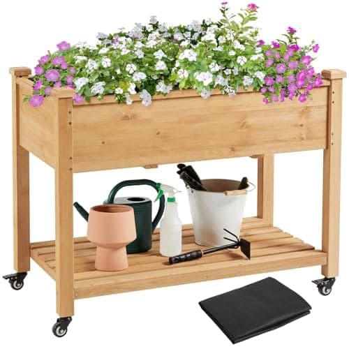 Carré potager en bois clair monté sur quatre roulettes, avec une étagère de rangement sous le bac