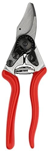 Sécateur Felco 16 pour gaucher, poignées rouges, vu sur fond blanc
